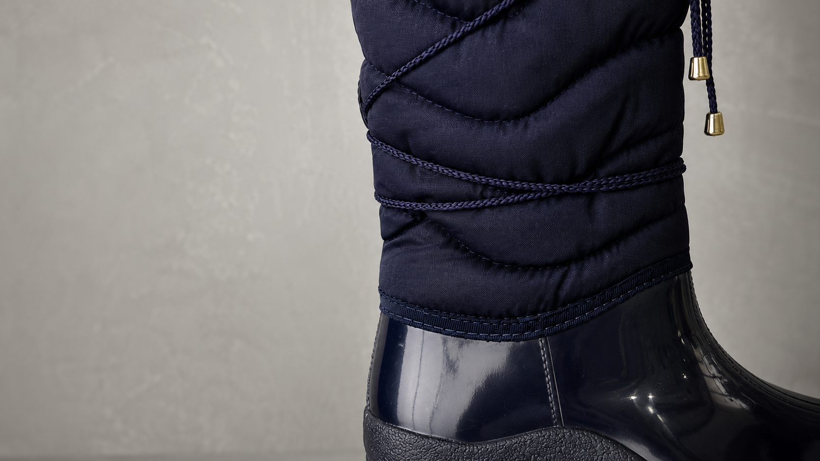 Detalle macro: textil acolchado y caucho brillante